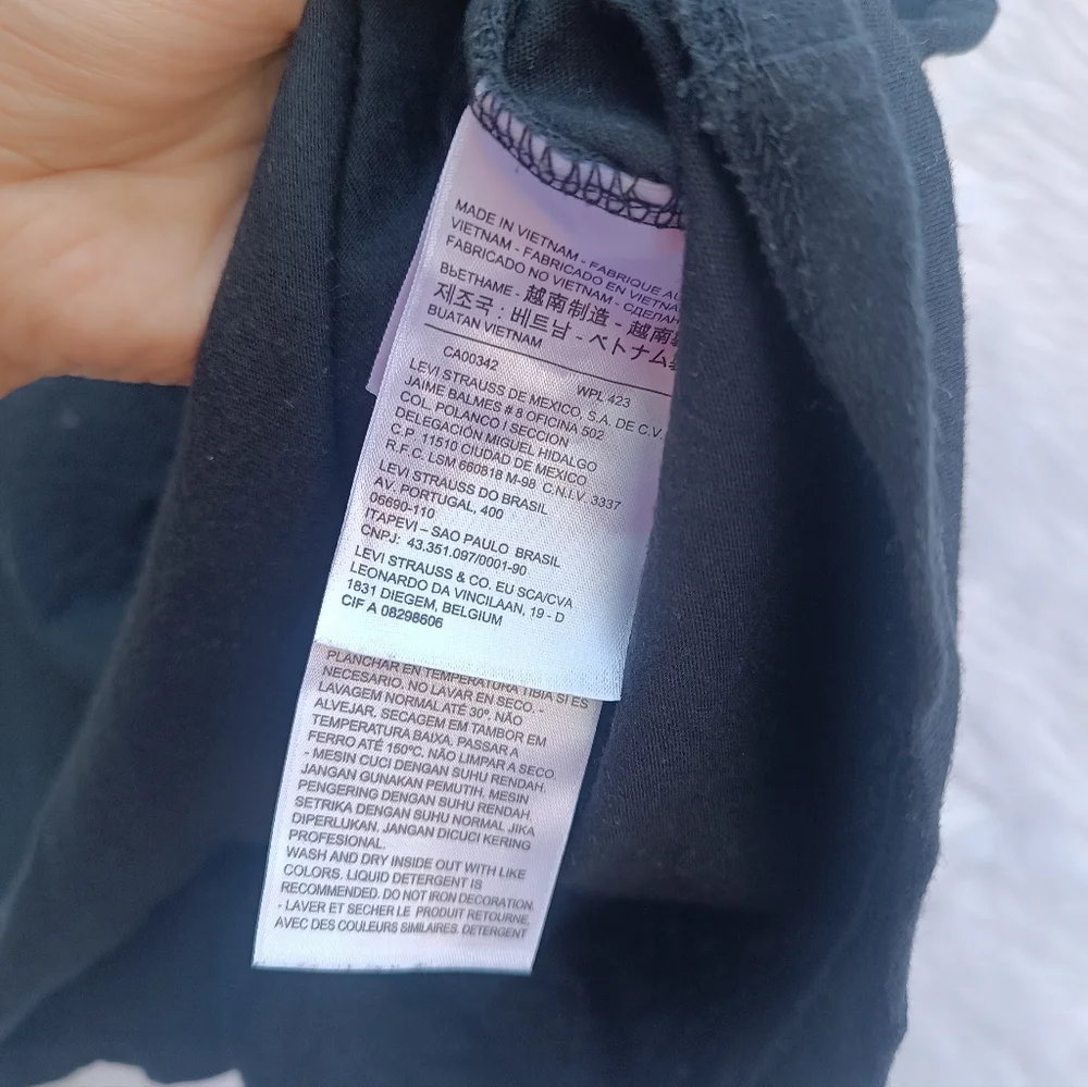 Levi's black tee - Picture 5 of 6